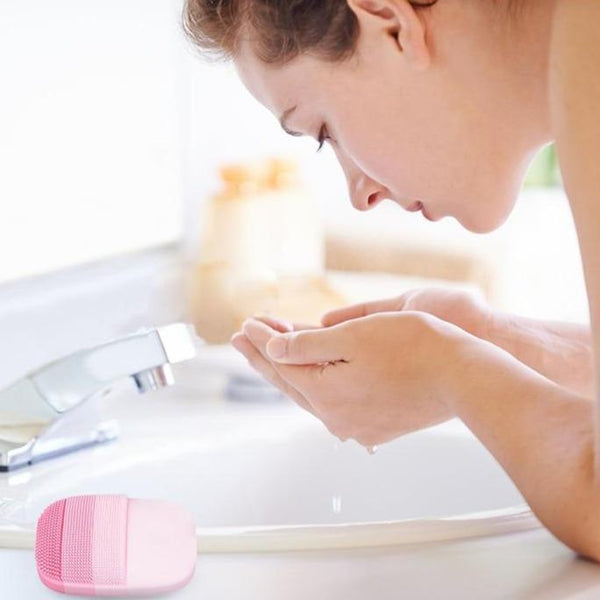 WATERPROOF DEEP FACIAL CLEANSING BRUSH